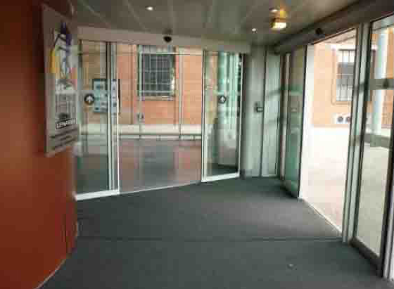 Vue de l'entrée de plain pied disposant de portes automatiques contrastées visuellement.