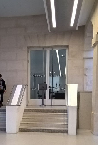 escalier situé dans le hall du musée