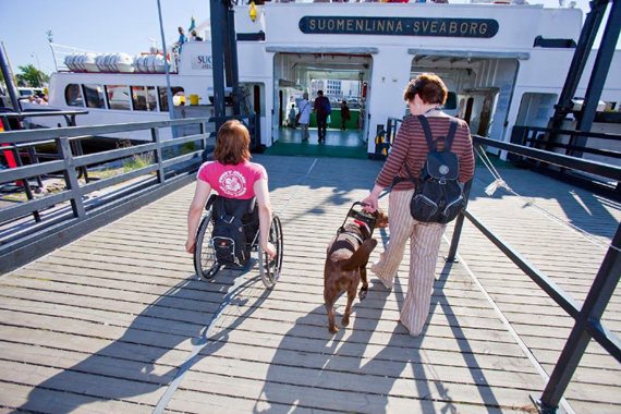 Accessibilité aux personnes en fauteuil des passerelles d'accès au ferry