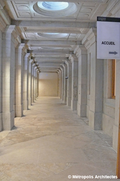 Vue de la galerie intérieure du Palais de justice de Lyon