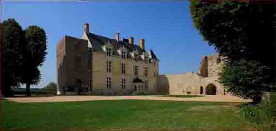 Vue des abords du château de Sainte-Suzanne