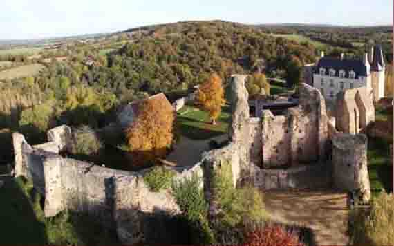 Vue aérienne du château de Sainte-Suzanne